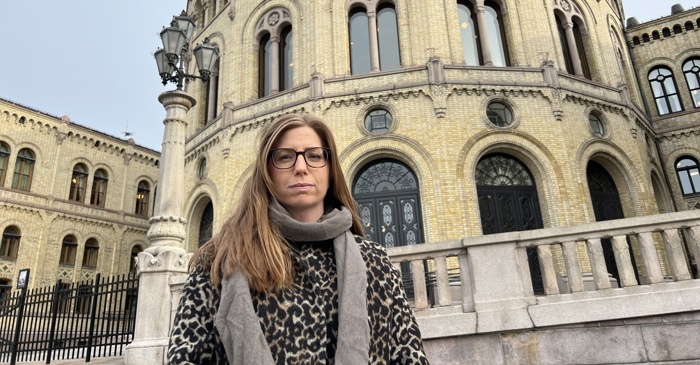 Ola - Tina Alvorlig foran Stortinget.jpg