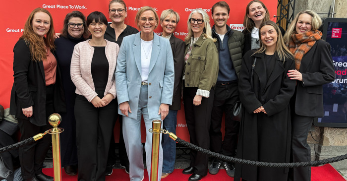 Administrerende direktør Nina Kleppe omgitt av kolleger i forbindelse med kåringen av Great Place to Work. Foto: Specsavers Norge